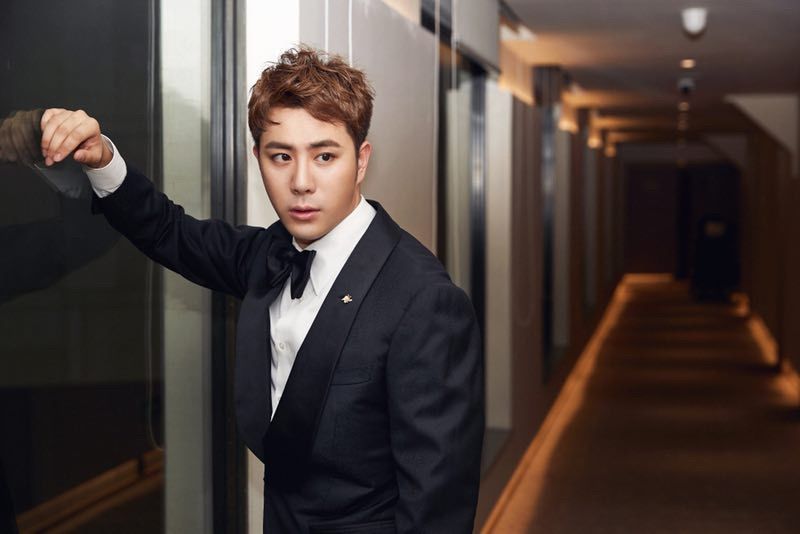 中国电影导演协会2017年度表彰盛典东方卫视主持人李灏哲红毯