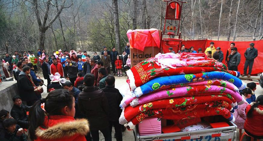 中农村人聚的最全最清闲的日子,赶在春节前办婚事,既增加了节日的喜庆