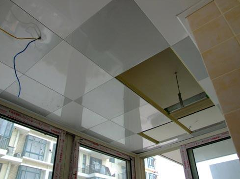 媳妇坚持用"塑料"吊顶,聪明人都在装,这个贼廉价