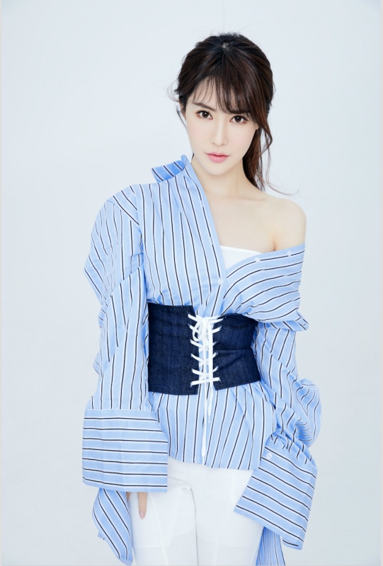 演员吴宥萱奇葩朵朵获赞以无畏走出演艺新天地