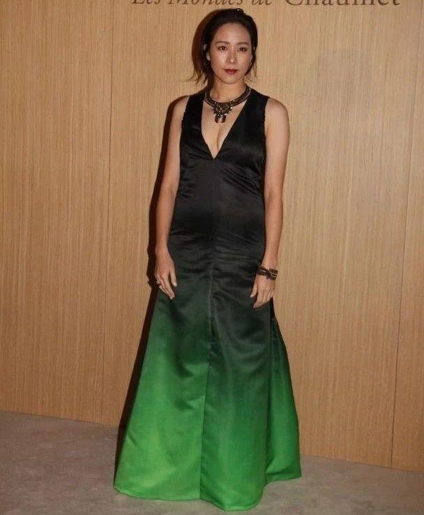 人妻罕见大晒性感出席珠宝活动身穿晚装被指肚凸凸疑似又有喜