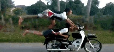 哈哈哈:郑凯告诉你,嘴唇抹了口红是怎样吃东西的