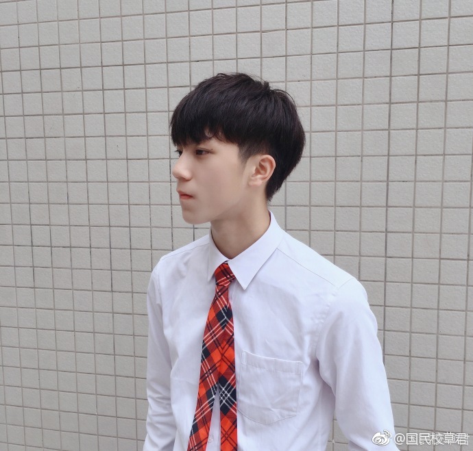 侧脸好看的小男友也不知道是谁家的