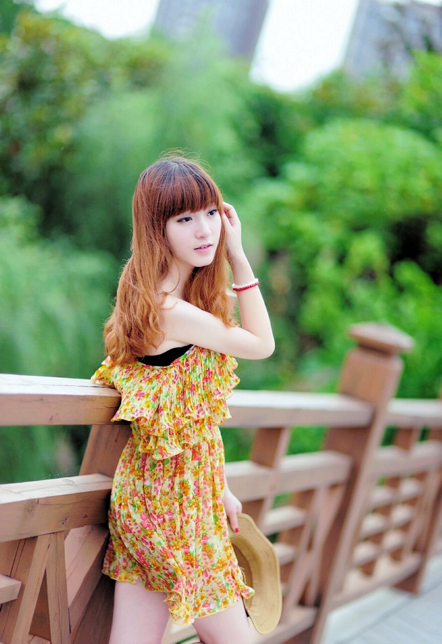 春天里公园阳光下的青涩裙装姑娘