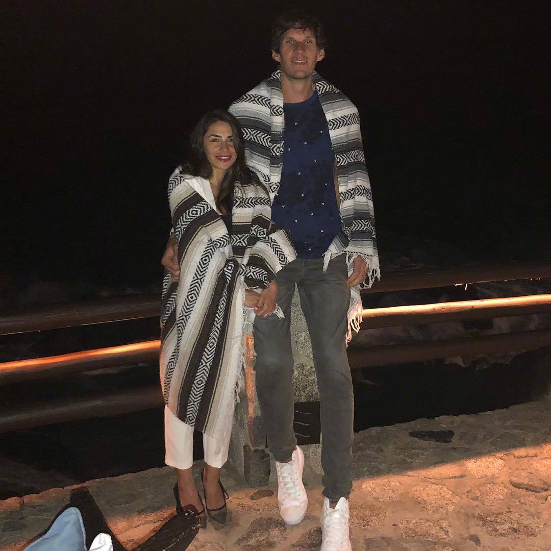 nba巨人博班-马扬诺维奇的妻子在他面前可以用小巧玲珑来形容,这"最萌