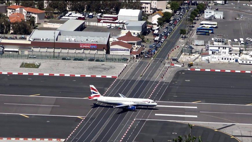 世界上最牛的机场, 跑道横穿繁华马路, 飞机与行人擦脸而过