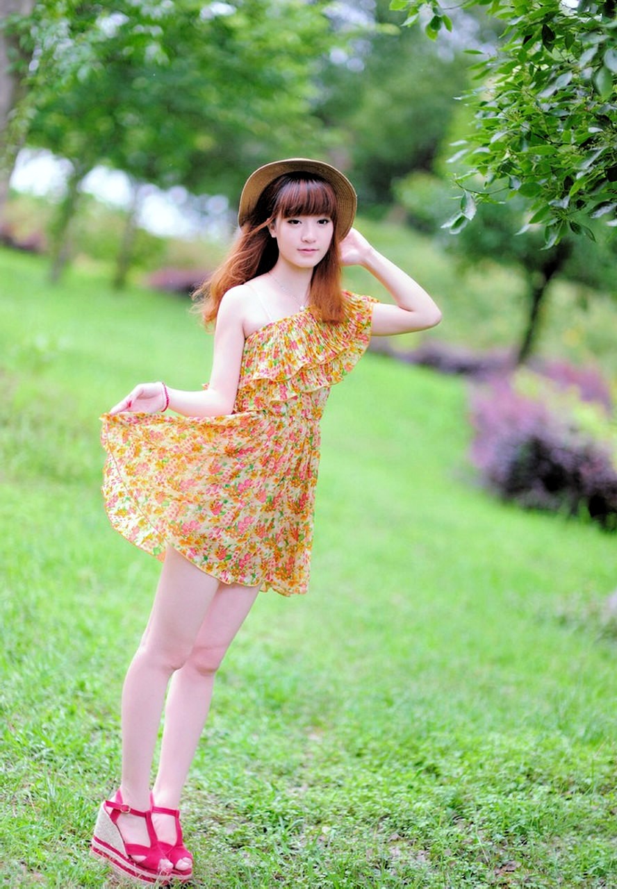 春天里公园阳光下的青涩裙装姑娘