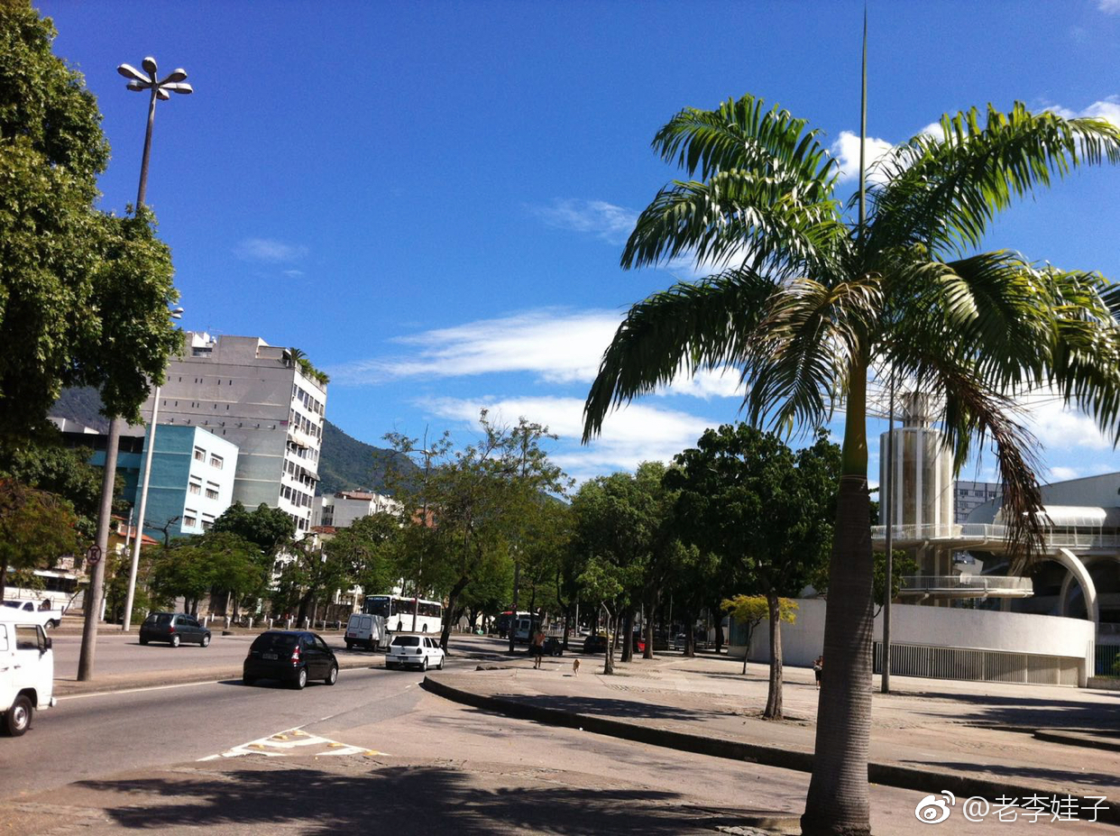 这是个依山傍海的城市,濒临大西洋的优越条件,使其成为南美地区重要的