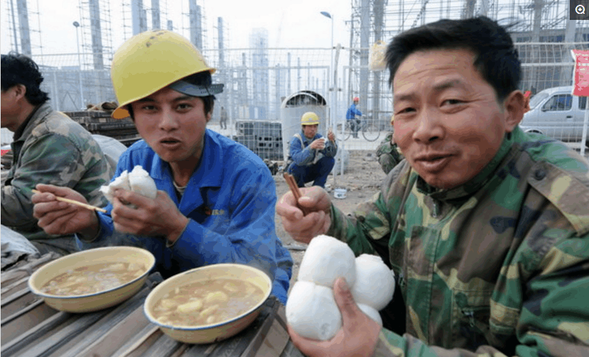 农民工午餐: 清水煮白菜, 馒头配米汤, 生活不易
