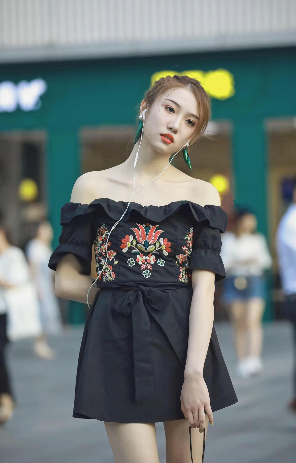 香娇玉嫩,锁骨香肩的抹胸裙美女,典雅又性感,不一样的东方美!