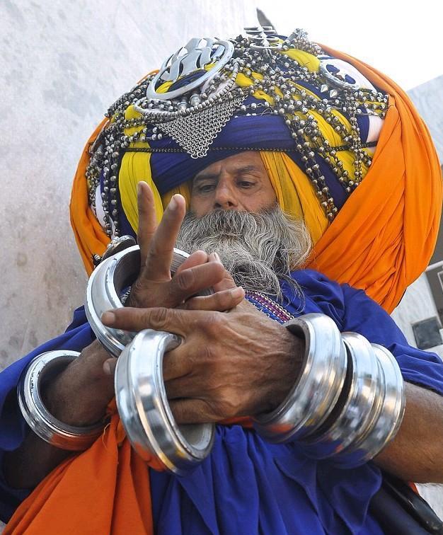 印度老人顶着长六百米, 重50公斤包头巾, 生活依然随心所欲