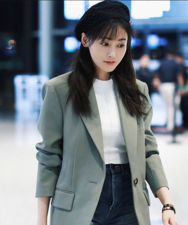 张天爱身穿灰色西服现身机场职场女性的多面性展现得游刃有余