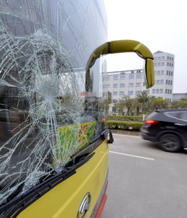 砰,砰! 昨天brt刚追尾, 今晨厦门又有两辆公车相撞!