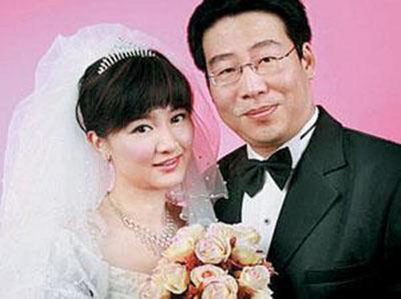 被誉为最美狐狸精,拍戏差点丢了性命,嫁给大自己十岁的男人