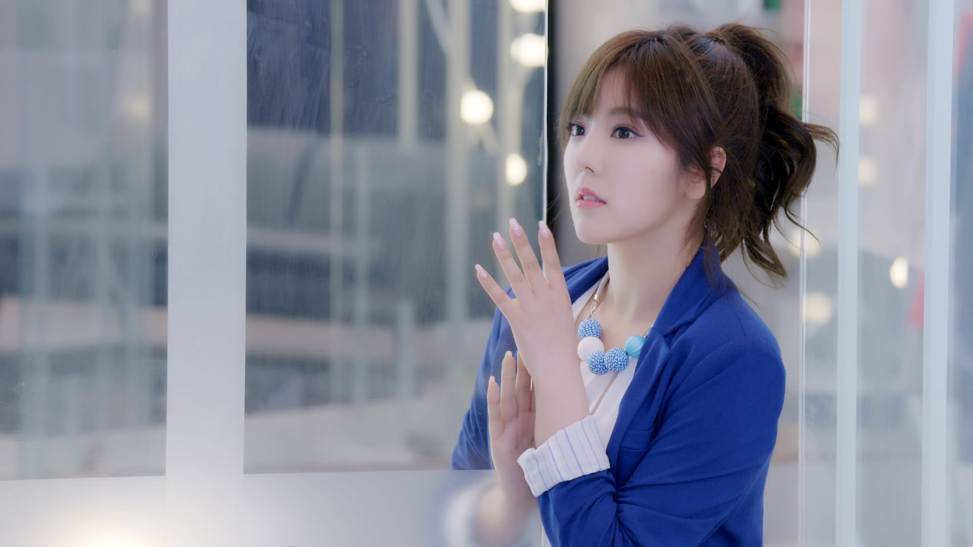 虽然赵奕欢有名气,但是和一线女星戚薇比起来,她只能算