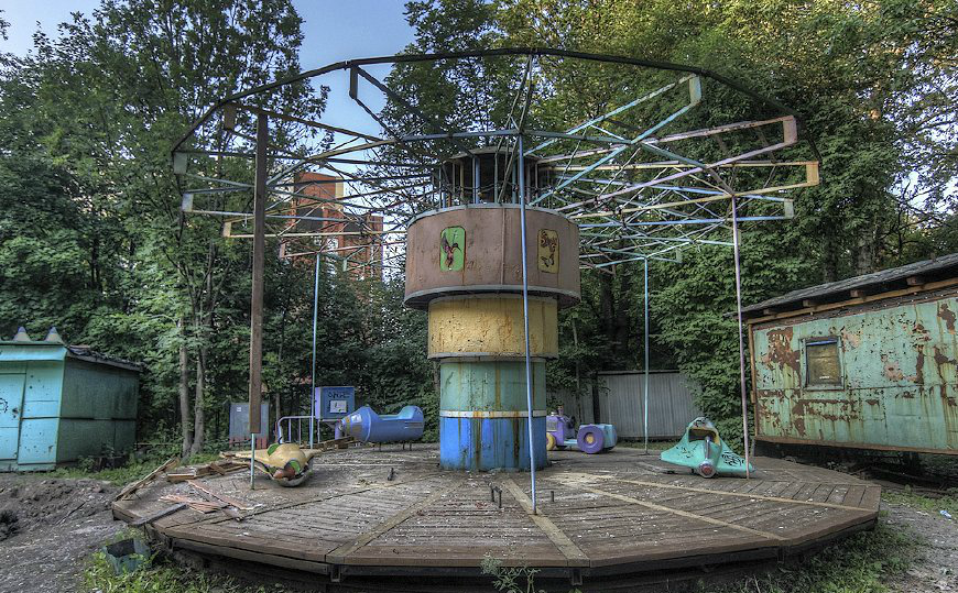 探秘俄罗斯废弃游乐园,所有设备生满铁锈,如电影中的末日景象