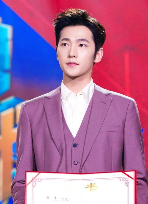 杨洋参加五四文艺汇演,身着粉色西装搭配白色衬衣,尽显男人魅力