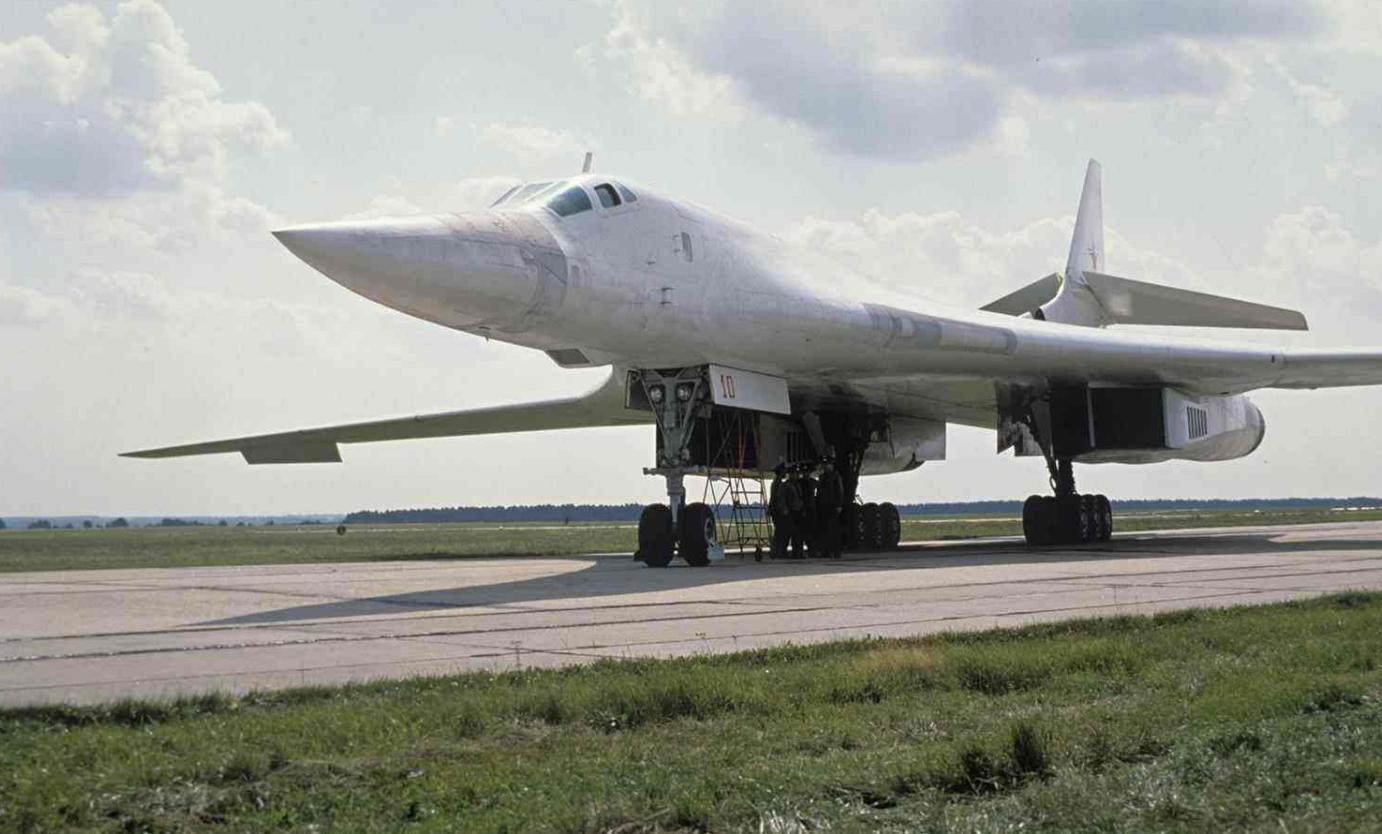 36架核轰炸机出击,击中2000公里外目标,美:这是明显反击