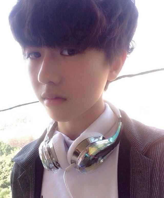 盘点蔡徐坤从小到大留过的几款发型,刚到第一张网友忍不住笑了!