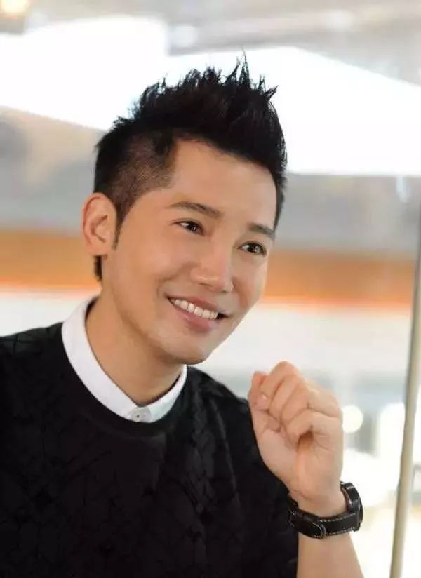 1981年出生的黄建东,毕业于纽约州立大学佛东尼亚分校,据悉他是戏剧系