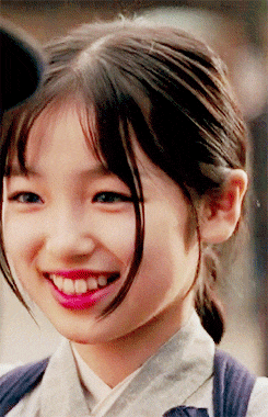 小千代眼睛里含着星星长大后却长残了与以前照片比不堪入目