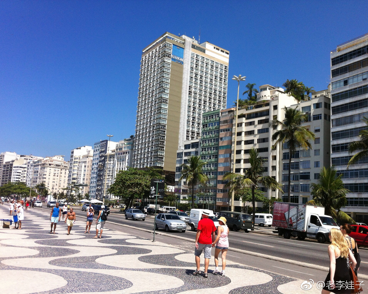 这是个依山傍海的城市,濒临大西洋的优越条件,使其成为南美地区重要的