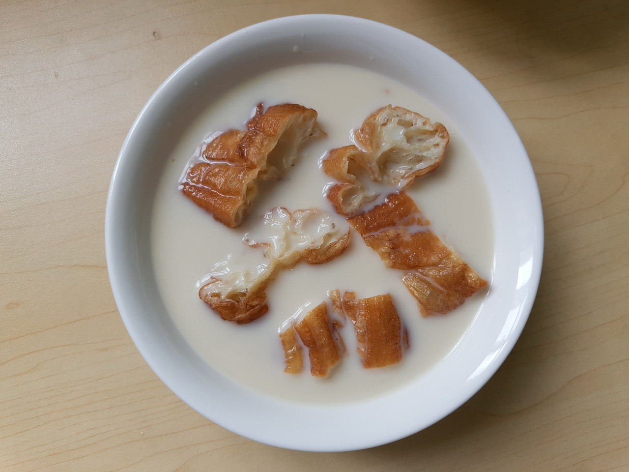 豆浆油条绝对是最佳拍档打包回来慢慢泡着吃最舒坦