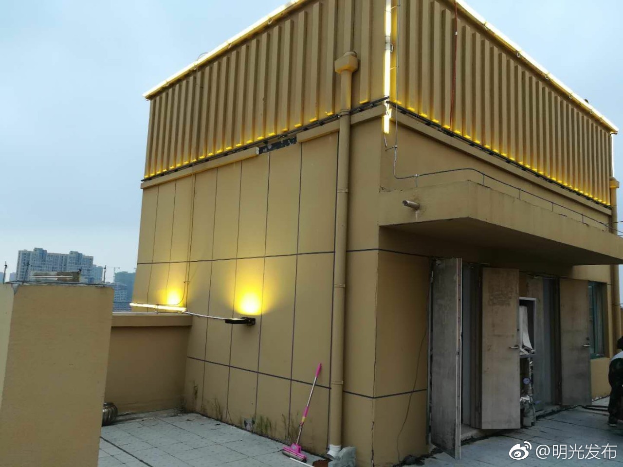 张郢小区亮化提升工作楼顶布电线工作已完成