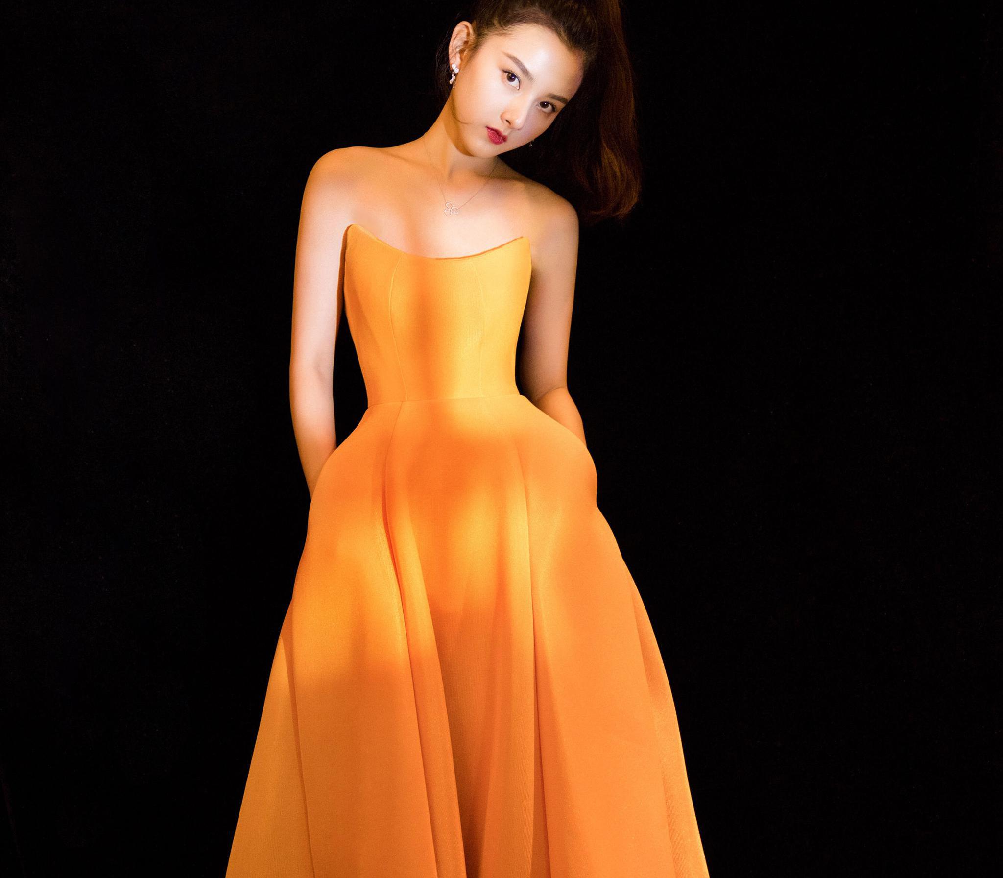 宋祖儿终于长大了,穿抹胸长裙秀事业线