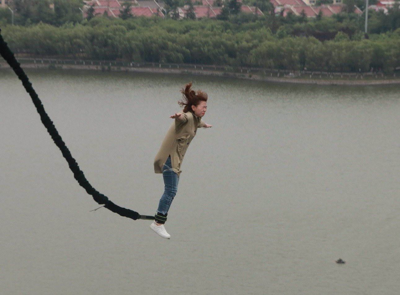 "520"西安未央湖蹦极迎来众多情侣双人跳