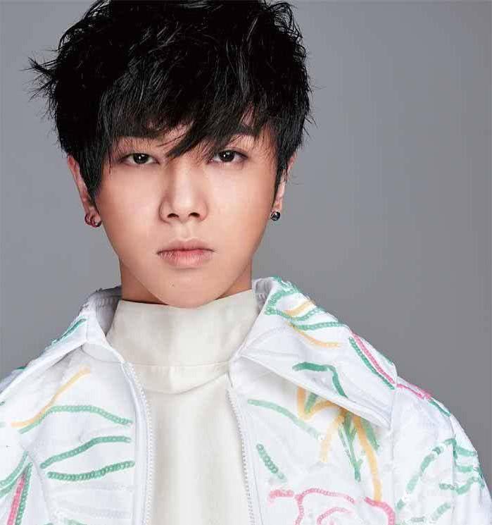 华晨宇剑走偏锋,这么丑的鲻鱼头也敢留,网友:这是哪个女明星?