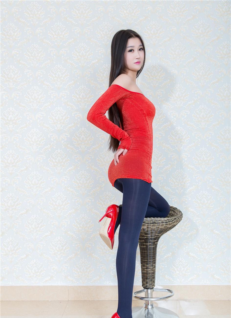抹胸红色短裙深蓝色丝袜红色的高跟鞋