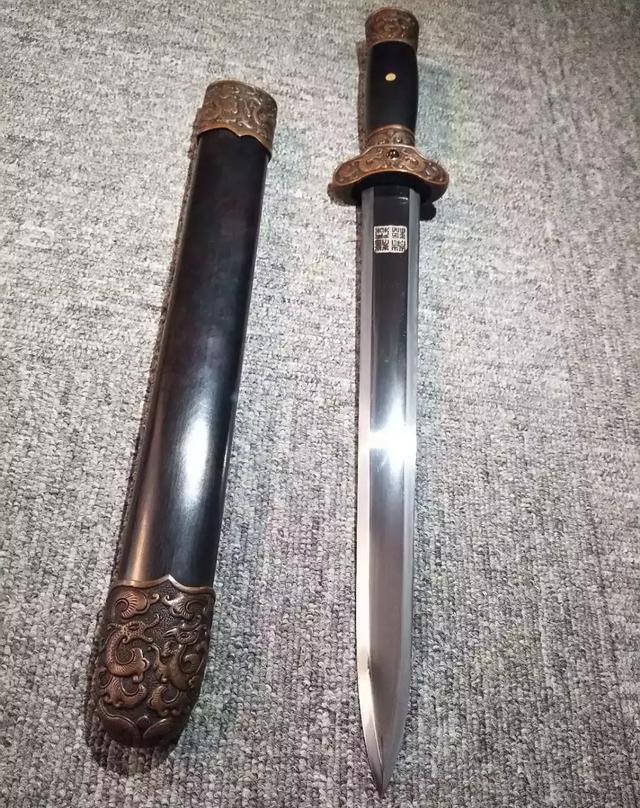 这把小巧的精致短剑,让人爱不释手