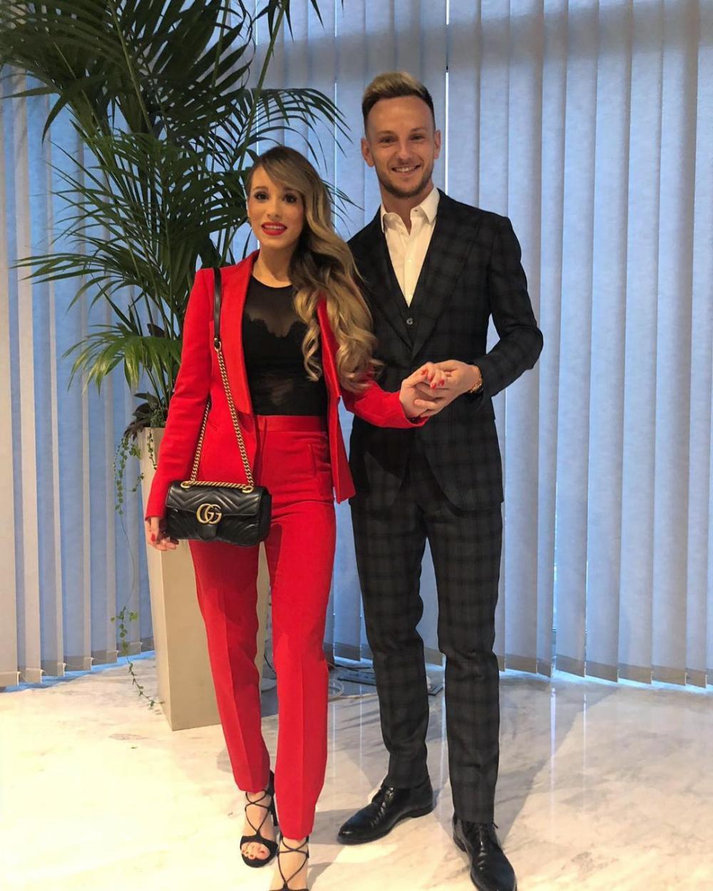 世界杯太太团: 神奇中场女友曾是咖啡店服务员, 身材妩媚相貌迷人