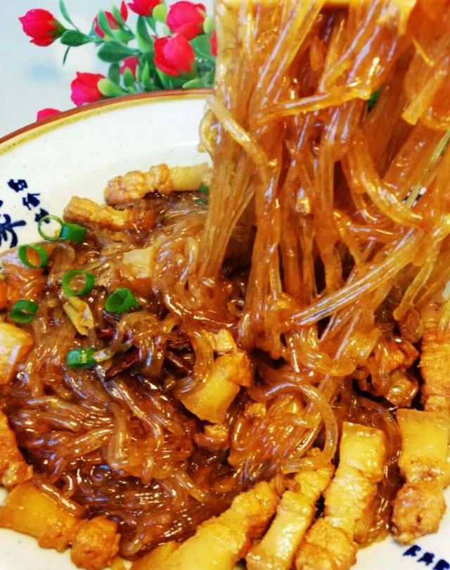 红烧肉炖粉条,即可以当主食又可以当菜的一道家常美食