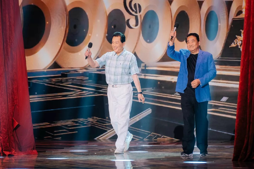 郁钧剑唐国强姜昆3老友商业互捧,郁钧剑西服