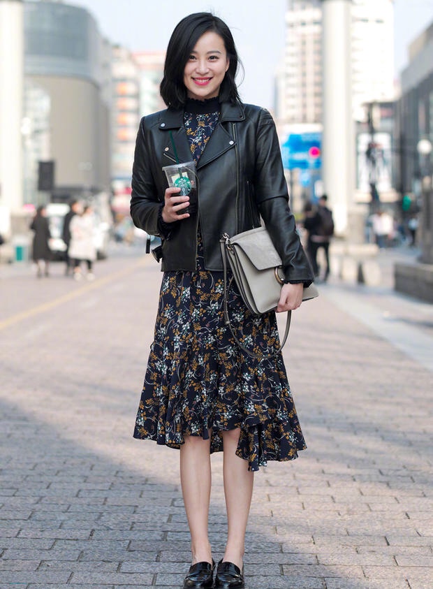 街拍:漫步街头的花裙女子,华丽飘逸!