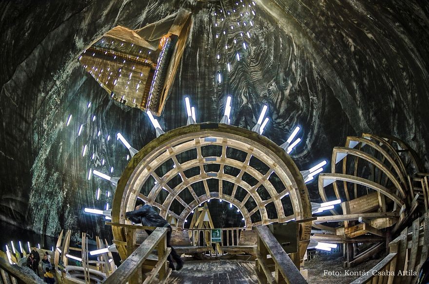 罗马尼亚有个地下盐矿游乐场,犹如电影大片中的秘密基地