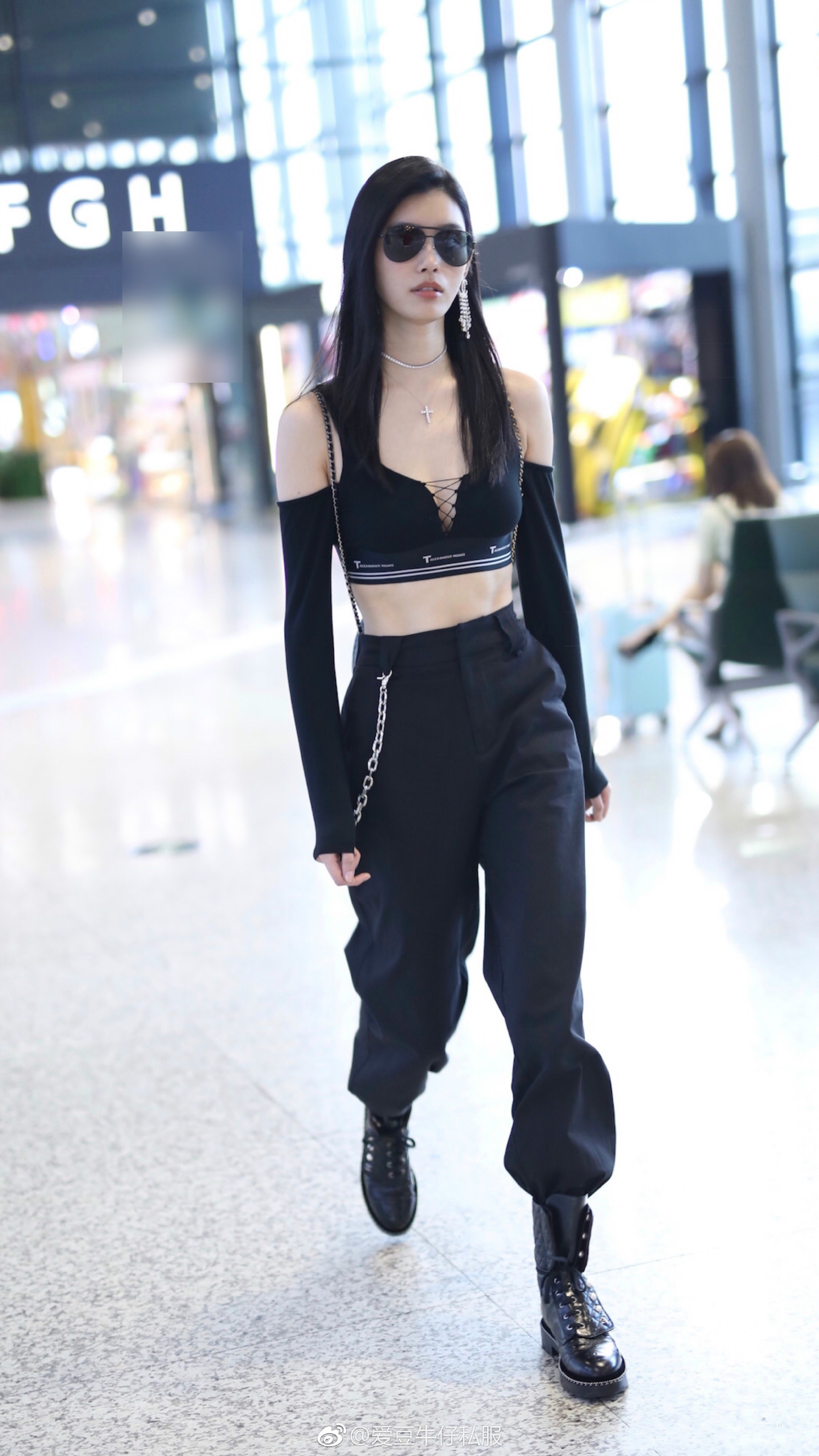 瘦回巅峰期的奚梦瑶,直接穿件内衣就出门,网友:赌王家能接受?