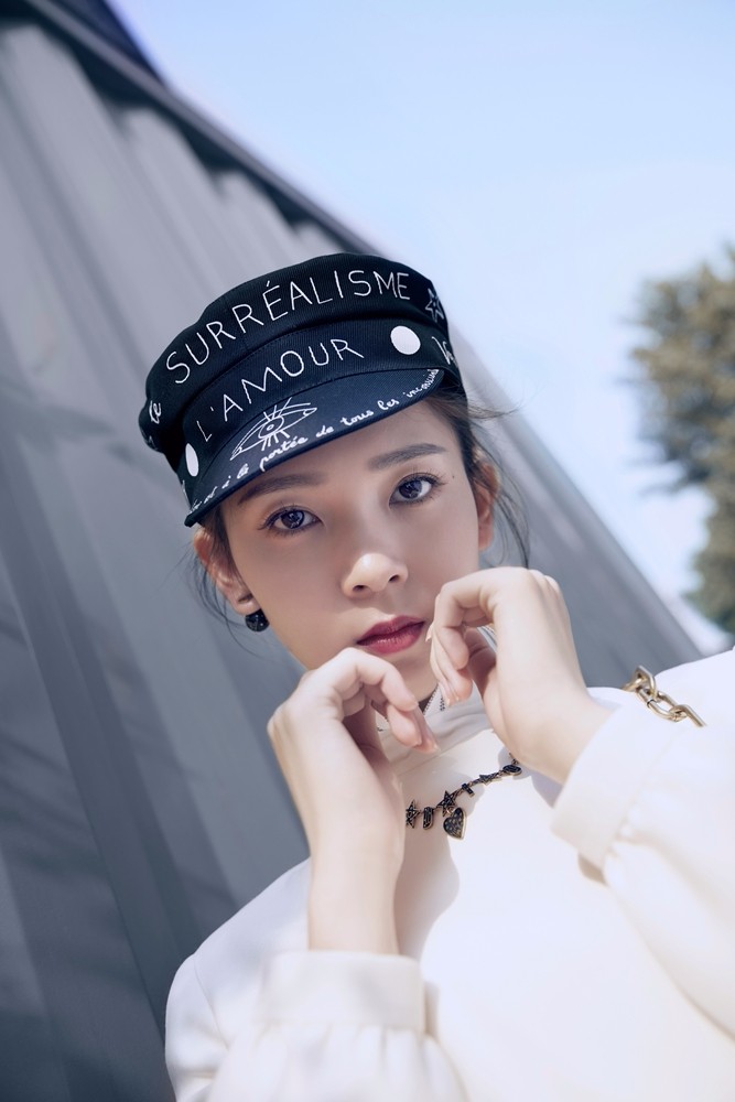 陈瑶挑战"死亡角度"变身酷女孩表露个性时尚态度_新浪看点