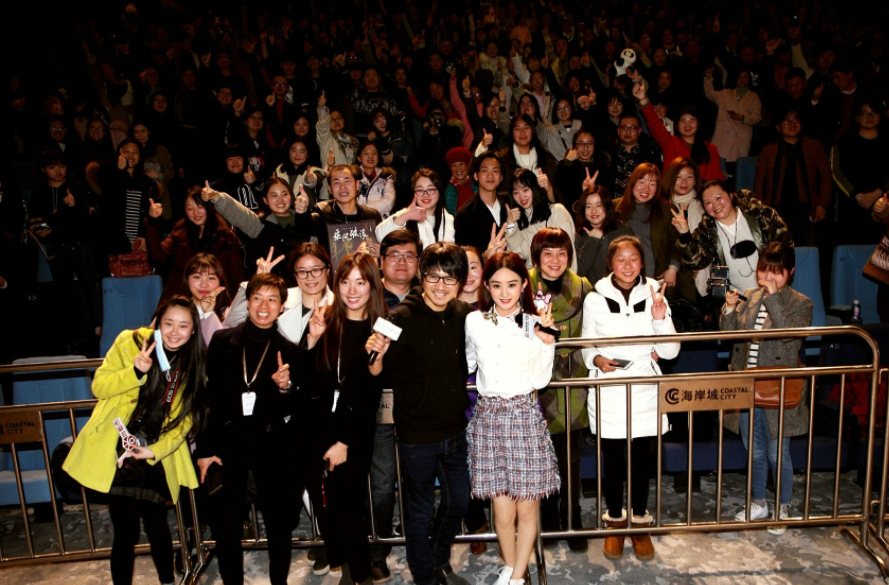 女星长得有多美,看她和路人合影你就知道