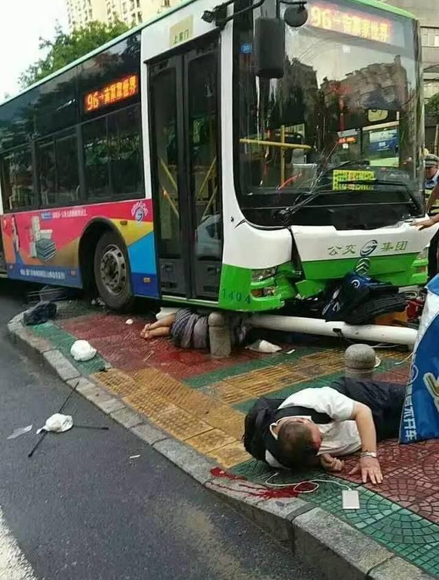 砰,砰! 昨天brt刚追尾, 今晨厦门又有两辆公车相撞!