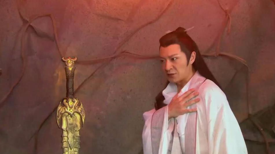 蝴蝶精想吃掉吕洞宾,吕洞宾取得宝剑,蝴蝶精被杀