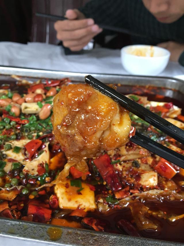 蹿红重庆30年的三溪口豆腐鱼老店,麻辣鲜香叫醒了好吃狗的胃