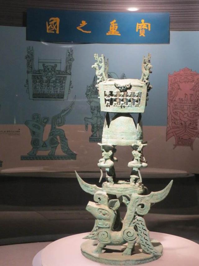 半年之后,这件青铜神坛终于被修复完成,修复好的青铜神坛共分四个部分