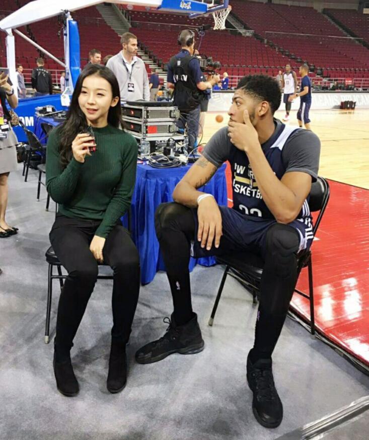 而从浓眉哥的眼神看,他似乎被张美女给吸引住了,所以说张曼源的魅力