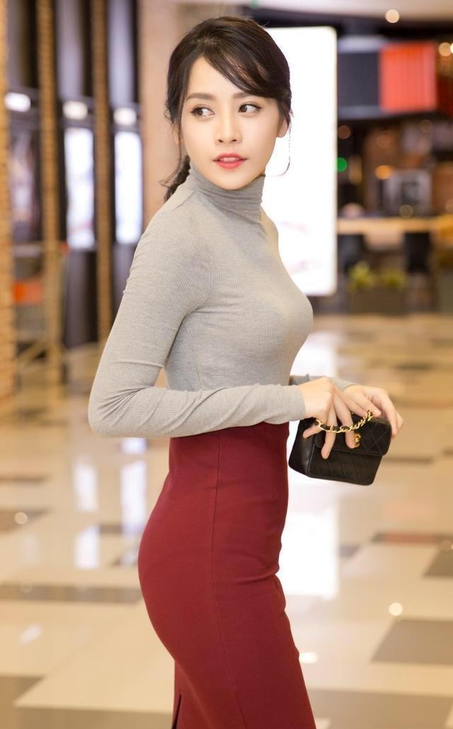 街拍美女路人,初秋高腰黑色包臀裙搭配浅灰色针织衫,美出新时尚