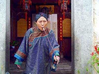 皇后更是形象不佳,她们两个就是涂脂抹粉,穿绸裹缎,一脸凶气的地主婆