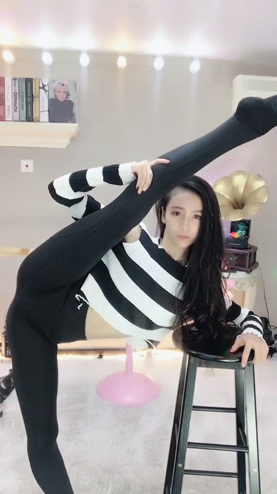 一字马女孩什么水平