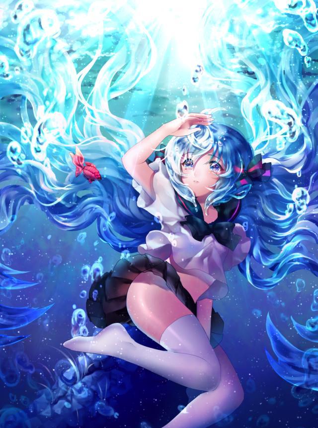 瓶miku本是穿着清爽的水手服的初音未来的一个二次创作衍生品,头发是